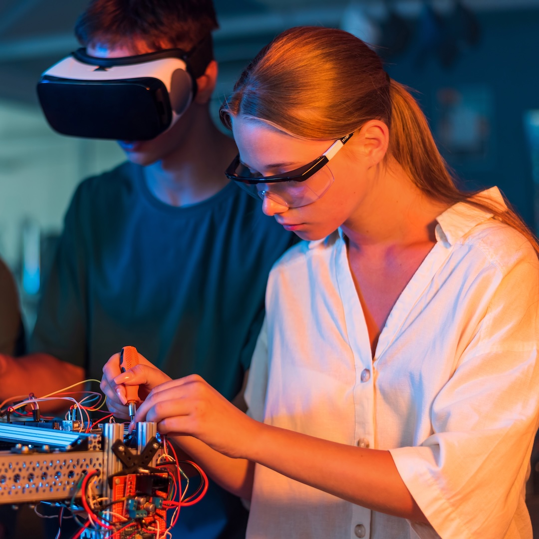 group-teens-doing-experiments-robotics-laboratory-boy-girls-protective-vr_freepik